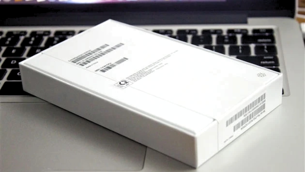 iPhone TBH được đựng trong hộp carton màu trắng trơn iPhone TBH được đựng trong hộp carton màu trắng trơn